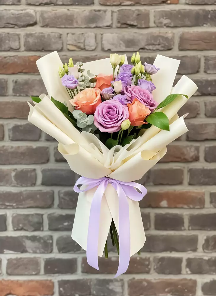 Букет цветов из: Лизиантусы и Розы в Молоково