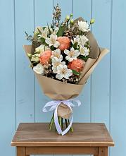 Букет цветов из:  Альстромерии, Лизиантусы, Розы и Хризантемы в Молоково