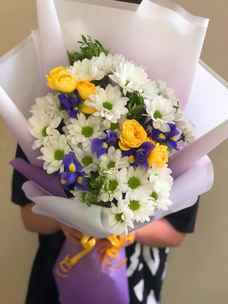 Букет цветов из: Ирисы, Хризантемы и Розы в Молоково