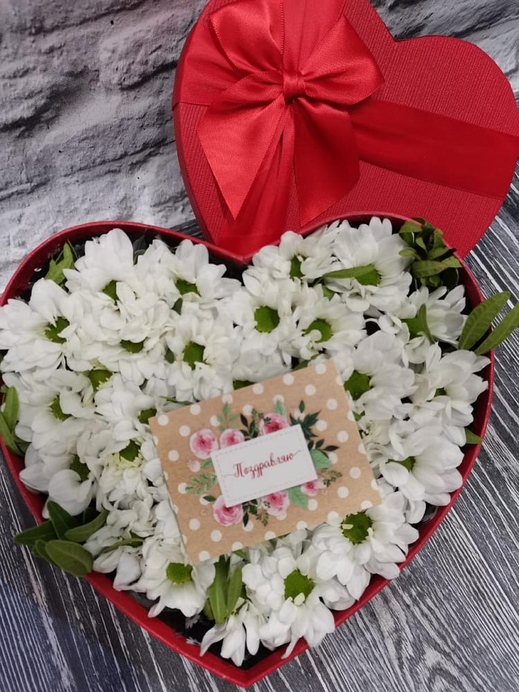 Цветочная композиция из Хризантемы в виде сердца в Молоково