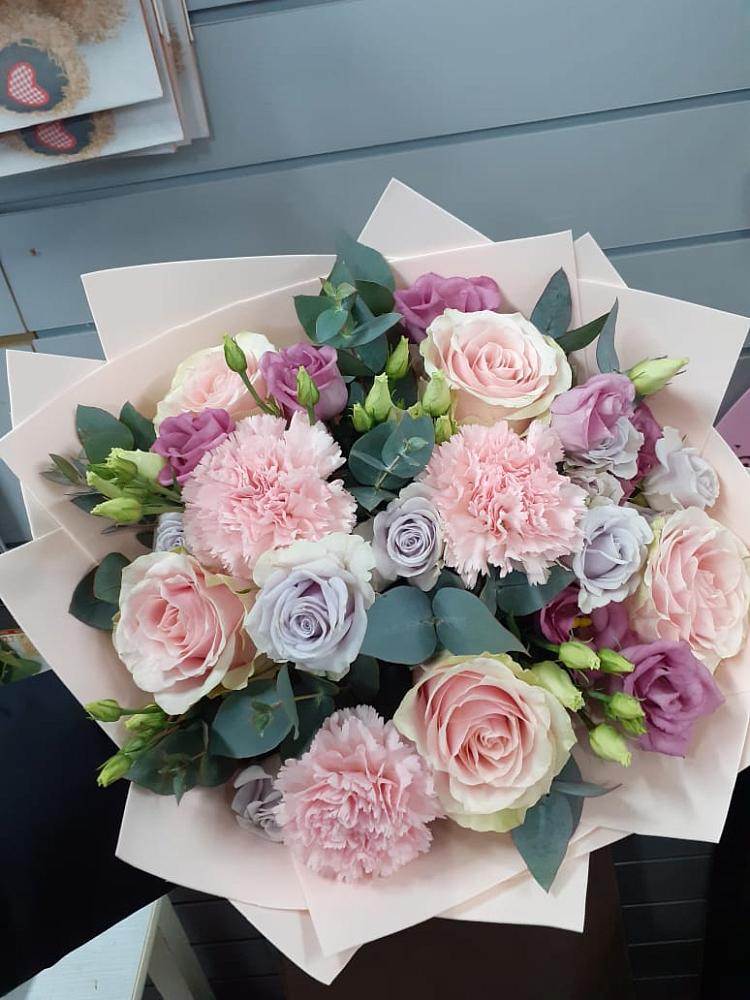 Букет цветов из: Розы, Гвоздики и Лизиантусы в Молоково