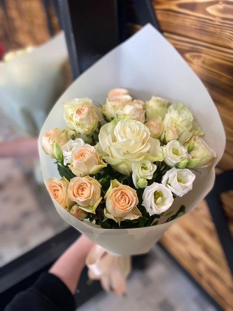 Букет цветов из: Розы и Лизиантусы в Молоково